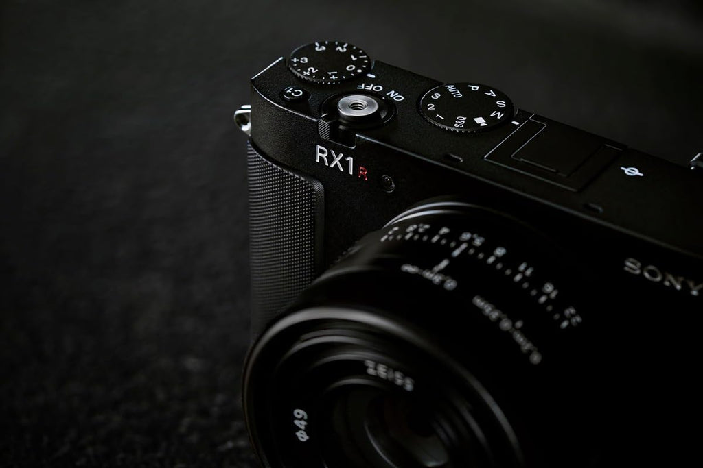 Sony RX1R III Full-Frame Premium Compact Camera Optimized with 61 MP CMOS Sensor, ZEISS® Sonnar T* 35mm F2 Lens, BIONZ XR™ Processor and AI-Based Subject Recognition