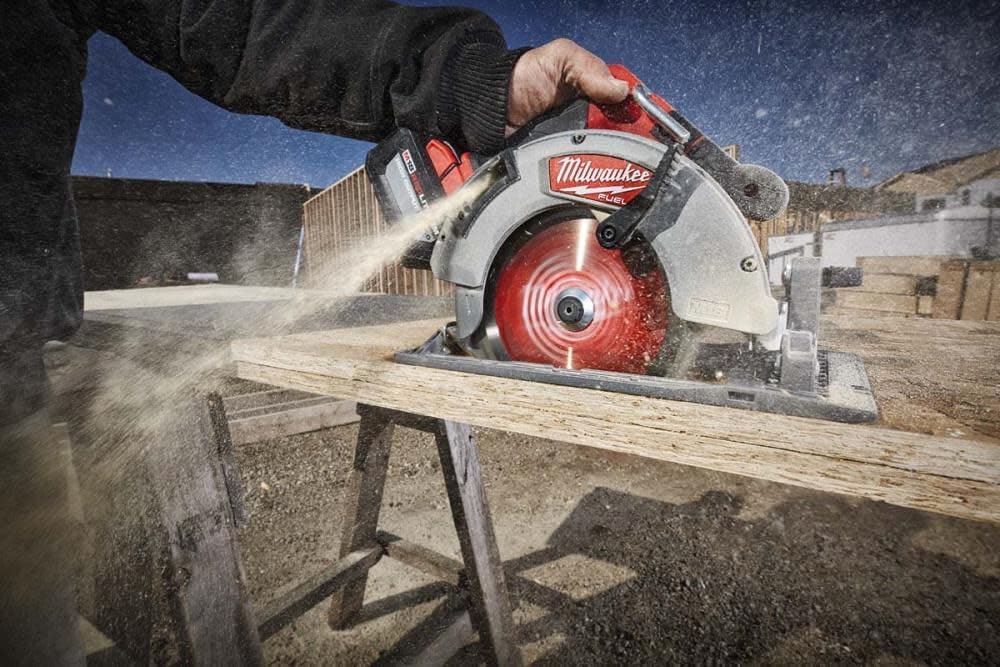 Milwaukee 2732-20 M18 Fuel 18 Volt Lithium-Ion 15 Amp 7-1/4 Inch Cordless Circular Saw (Tool Only) (Non-Retail Packaging)