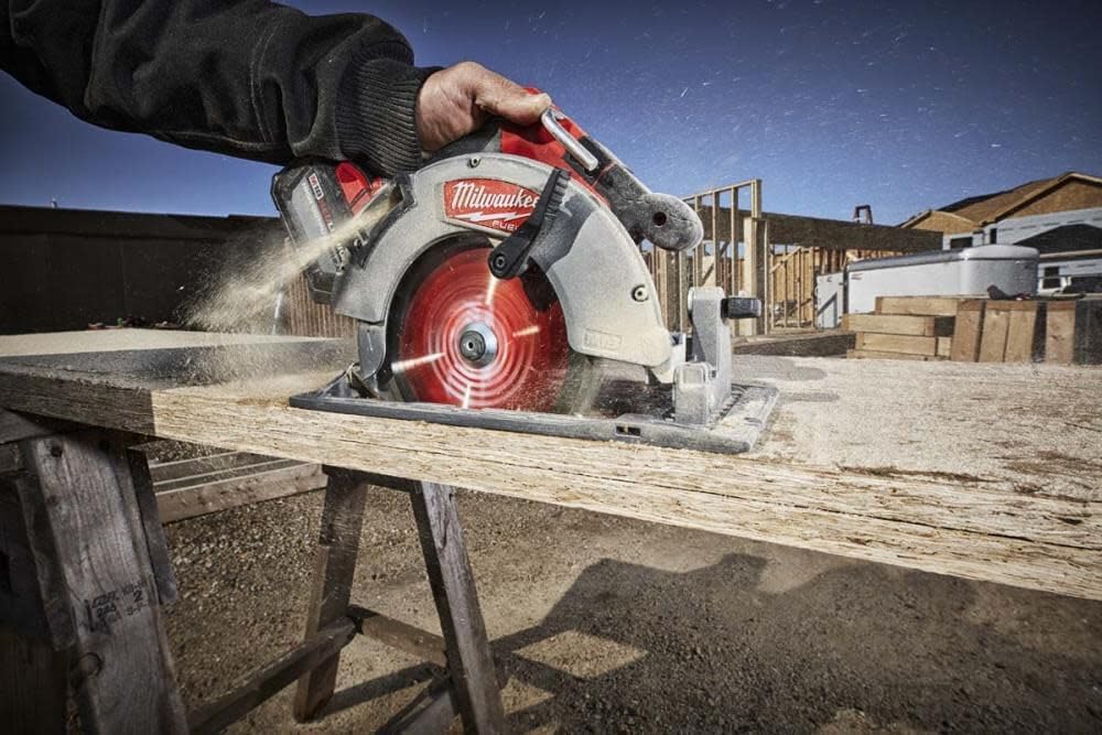 Milwaukee 2732-20 M18 Fuel 18 Volt Lithium-Ion 15 Amp 7-1/4 Inch Cordless Circular Saw (Tool Only) (Non-Retail Packaging)