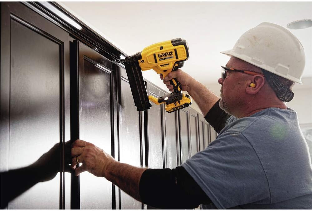 DEWALT 20V MAX* Cordless Brad Nailer Kit, 18GA (DCN680D1)