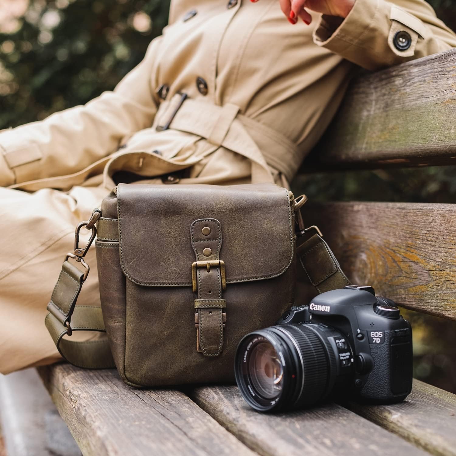 MegaGear Genuine Leather Camera Messenger Bag Mirrorless Portable electronic device cover