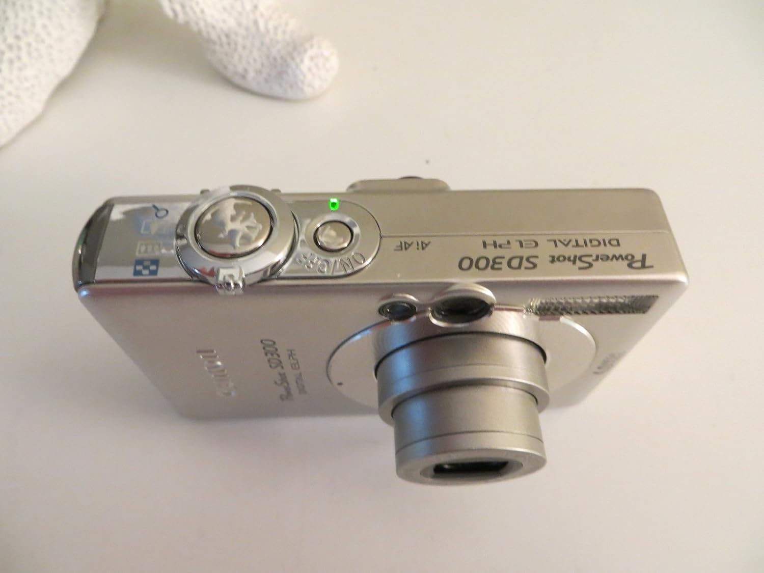 Canon Powershot SD300 4MP Digital Elph Camera with 3x Optical Zoom