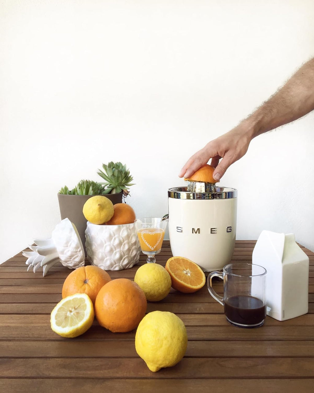 SMEG CJF11 Citrus Juicer – Retro Style Electric Juicer with Stainless Steel Reamer, Anti-Drip Spout & BPA-Free Dome Lid – Easy Clean, One-Touch Operation-Cream