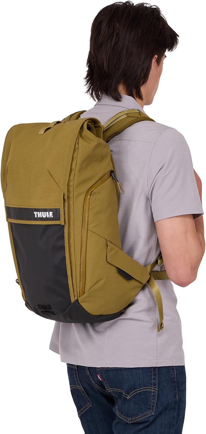 Thule Paramount Bike Commuter Backpack - 20L Capacity - Adjustable fit - 16' Padded Laptop Sleeve and 11' Tablet Pocket - Rolltop Closure - Side Phone Pocket - Taillight Loop
