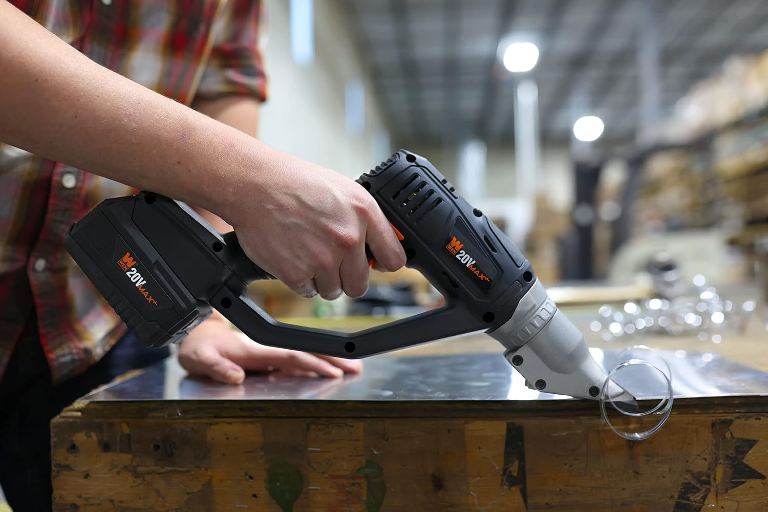 WEN Cordless Metal Shear, Variable Speed with 20V Max 2.0 Ah Lithium-Ion Battery and Charger (20314)