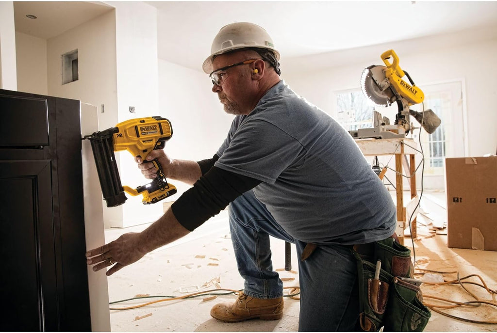 DEWALT 20V MAX* Cordless Brad Nailer Kit, 18GA (DCN680D1)