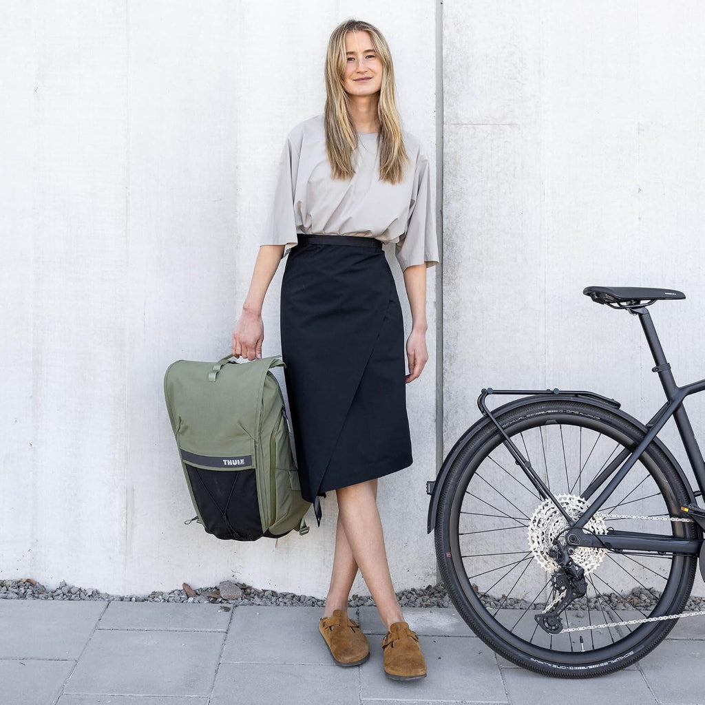 Thule Paramount Bike Commuter Backpack - 20L Capacity - Adjustable fit - 16' Padded Laptop Sleeve and 11' Tablet Pocket - Rolltop Closure - Side Phone Pocket - Taillight Loop