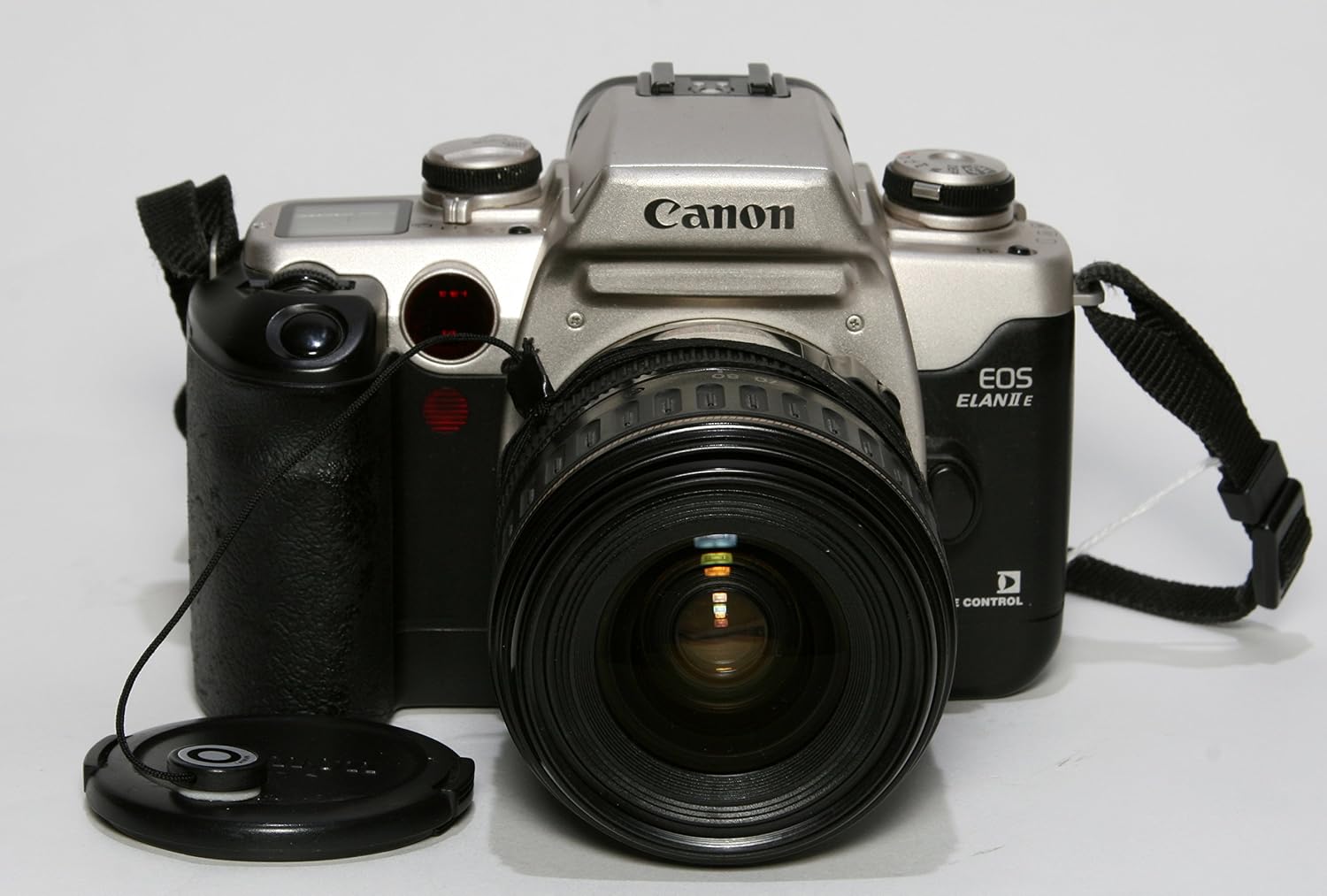 Canon EOS Elan IIE 35mm SLR Film Camera Kit w/ AF Zoom Lens, Built-in flash and Automatic Flim loader, Custom Shooting Modes. (Renewed)
