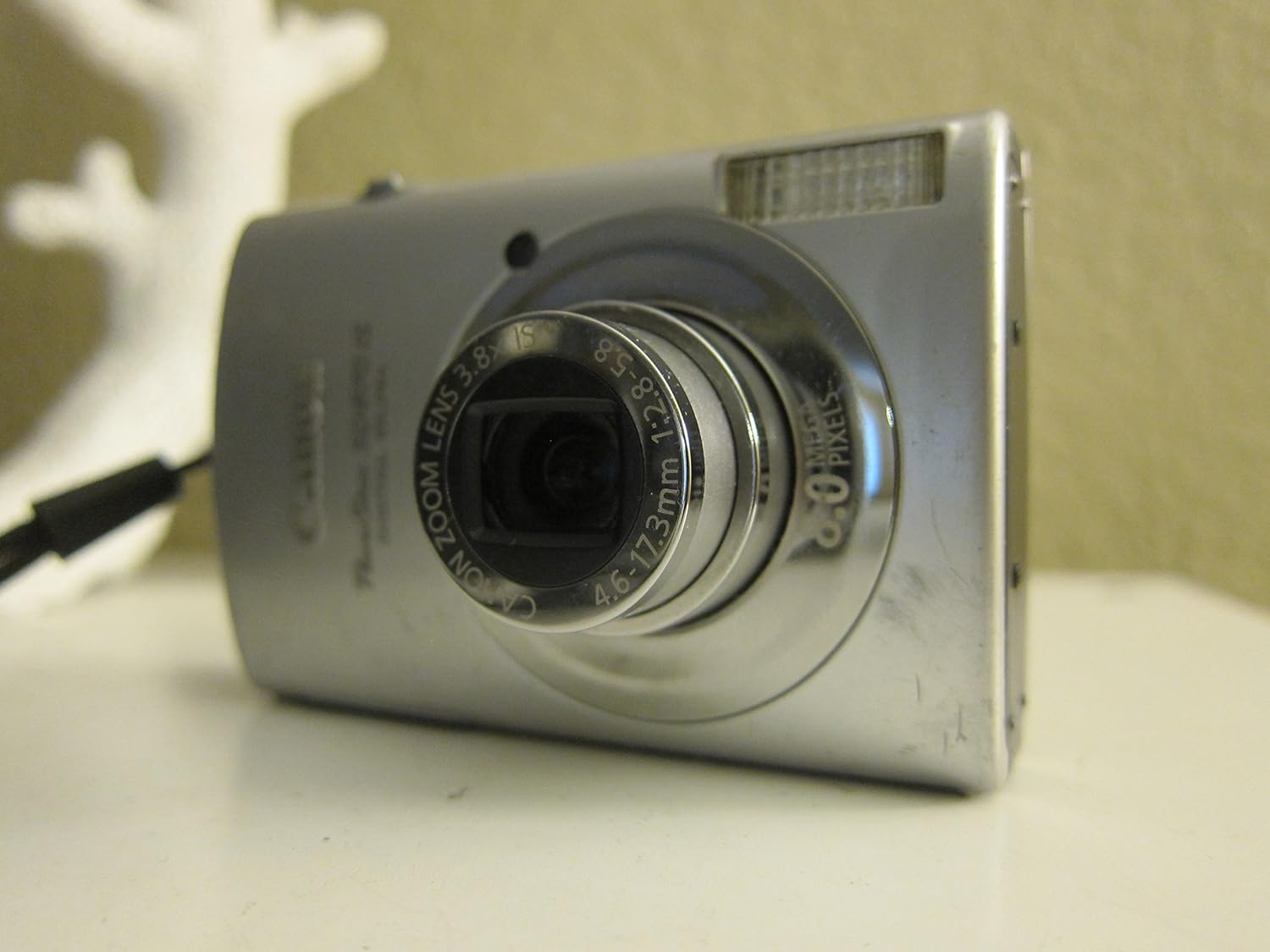 Canon PowerShot SD870IS 8MP Digital Camera with 3.8x Wide Angle Optical Image Stabilized Zoom (Black)