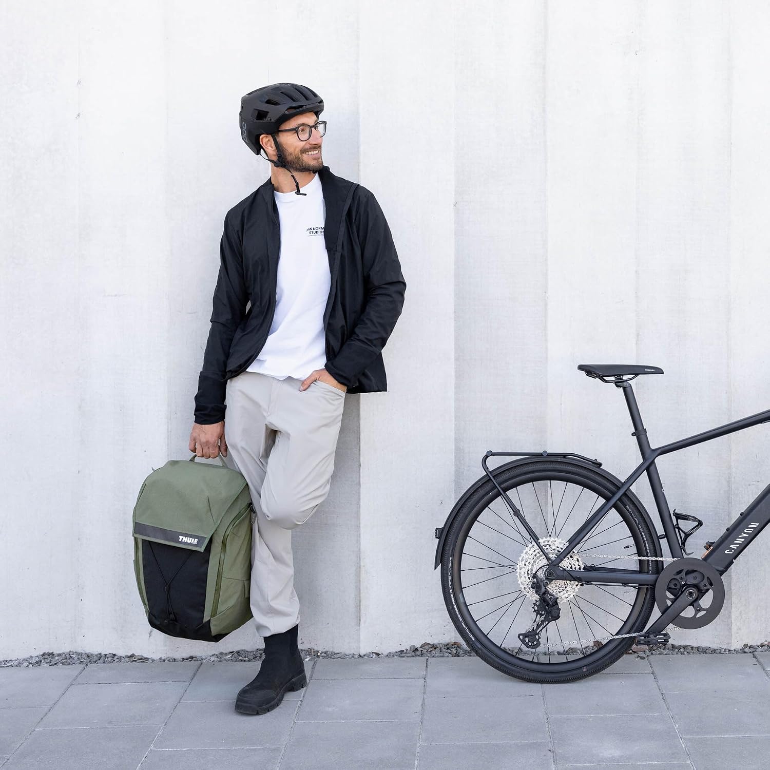 Thule Paramount Bike Commuter Backpack - 28L Capacity - Adjustable fit - 16' Padded Laptop Sleeve and 11' Tablet Pocket - Helmet Attachment - Accessible Side Phone Pocket - Taillight Loop