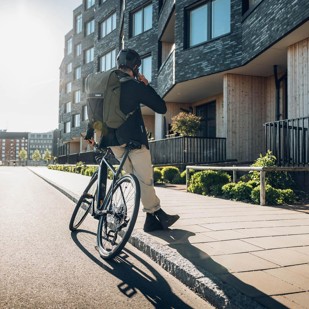 Thule Paramount Bike Commuter Backpack - 20L Capacity - Adjustable fit - 16' Padded Laptop Sleeve and 11' Tablet Pocket - Rolltop Closure - Side Phone Pocket - Taillight Loop