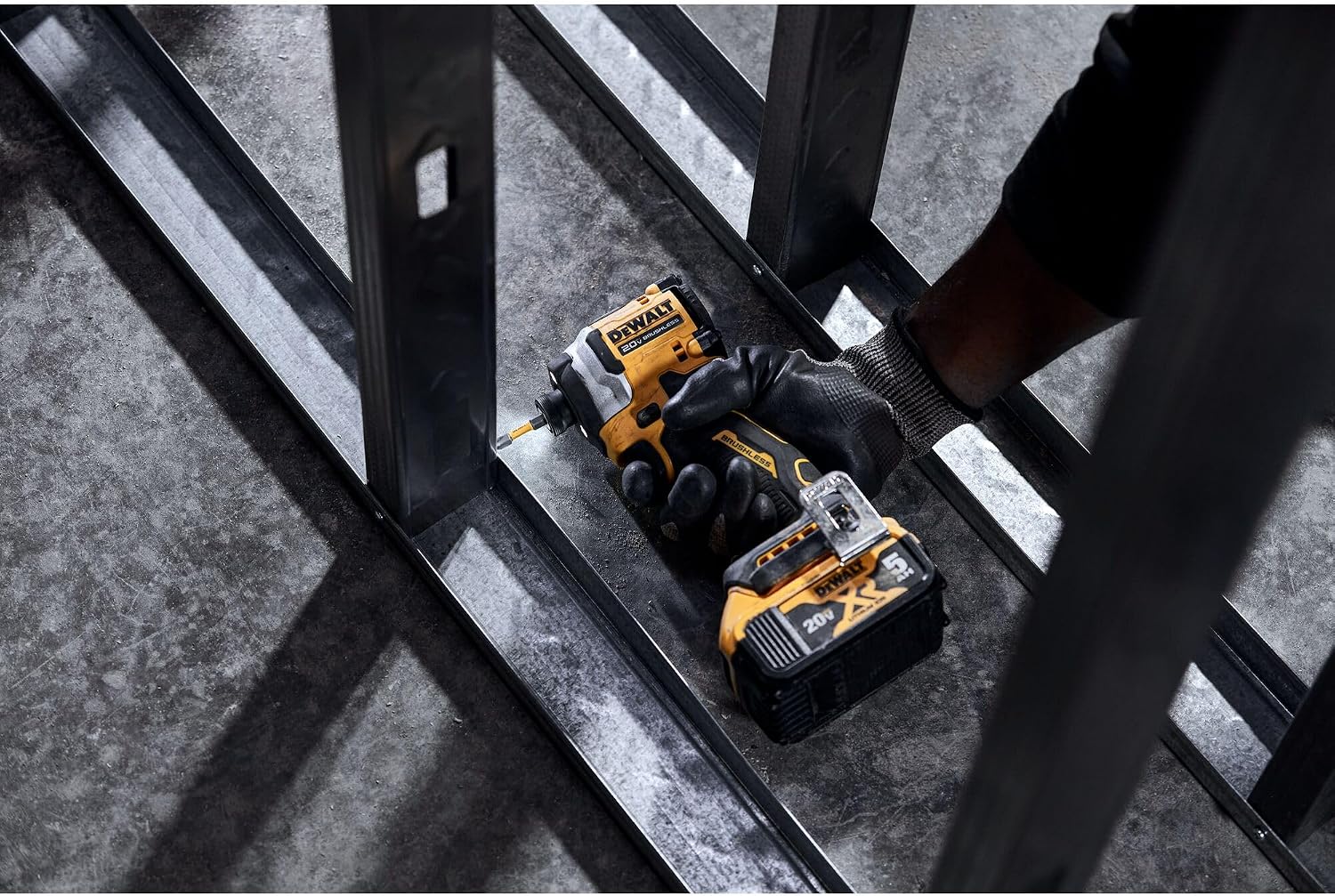 DEWALT ATOMIC 20V MAX 1/4 in. Brushless Cordless Impact Driver Kit with Battery and Charger Included (DCF850P1)