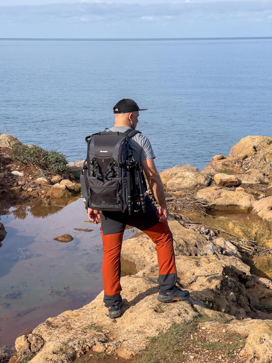 VANGUARD Alta Sky 62 Camera Backpack for up to 600 mm lens attached to a DSLR or Full-Frame Mirrorless Body