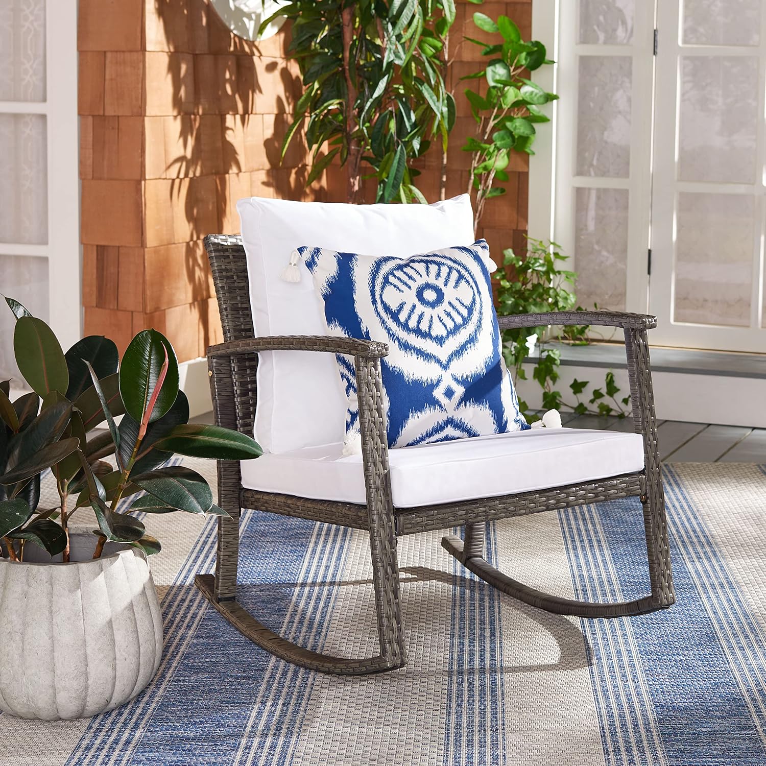 SAFAVIEH Outdoor - Daire Rocking Chair - Grey Brown & White - Steel Frame & Faux Rattan with Cushion - Open-Frame Design - Ideal for Patio, Deck, Porch, Backyard, 14.4' Seat Height (PAT7721C)