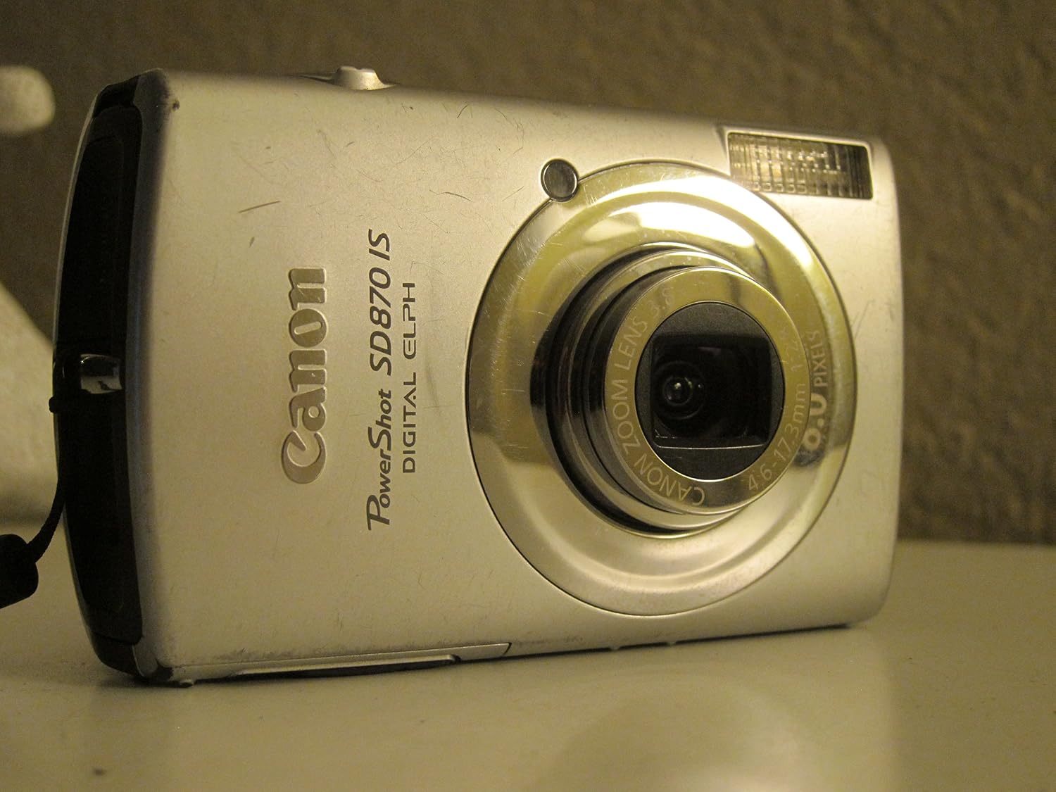 Canon PowerShot SD700 IS 6MP Digital Elph Camera with 4x Image Stabilized Zoom